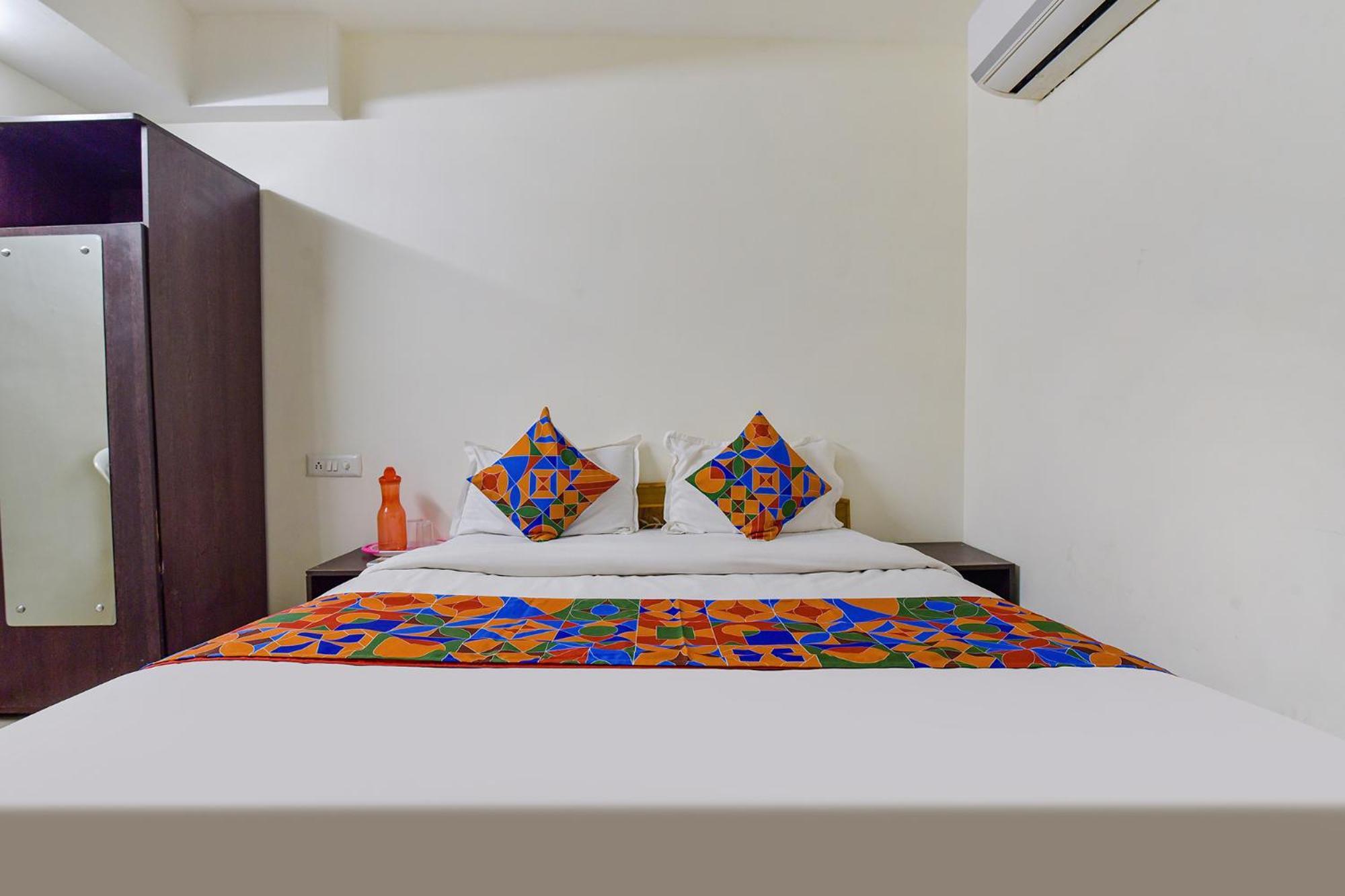 Hotel O Himalaya Inn Ахмедабад Екстериор снимка
